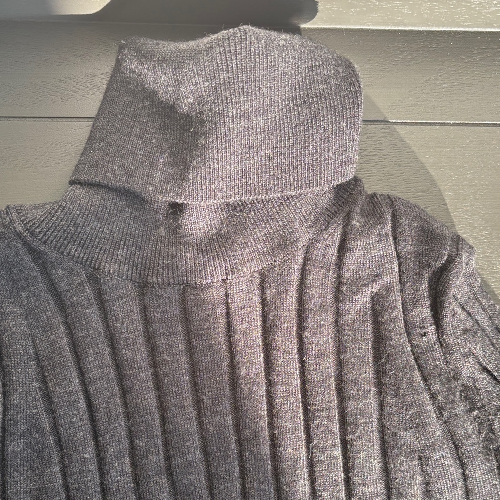 Banana Republic Charcoal Merino Wool Turtleneck Sweater - Small